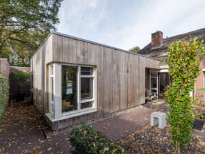 Architectenbureau Bloemen - zorgvuldig verbouwen, strak gedetailleerd houten aanbouw