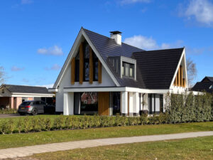 Architectenbureau Bloemen - strakke moderne woning met naar voren hellende nok en zinken dakkapel