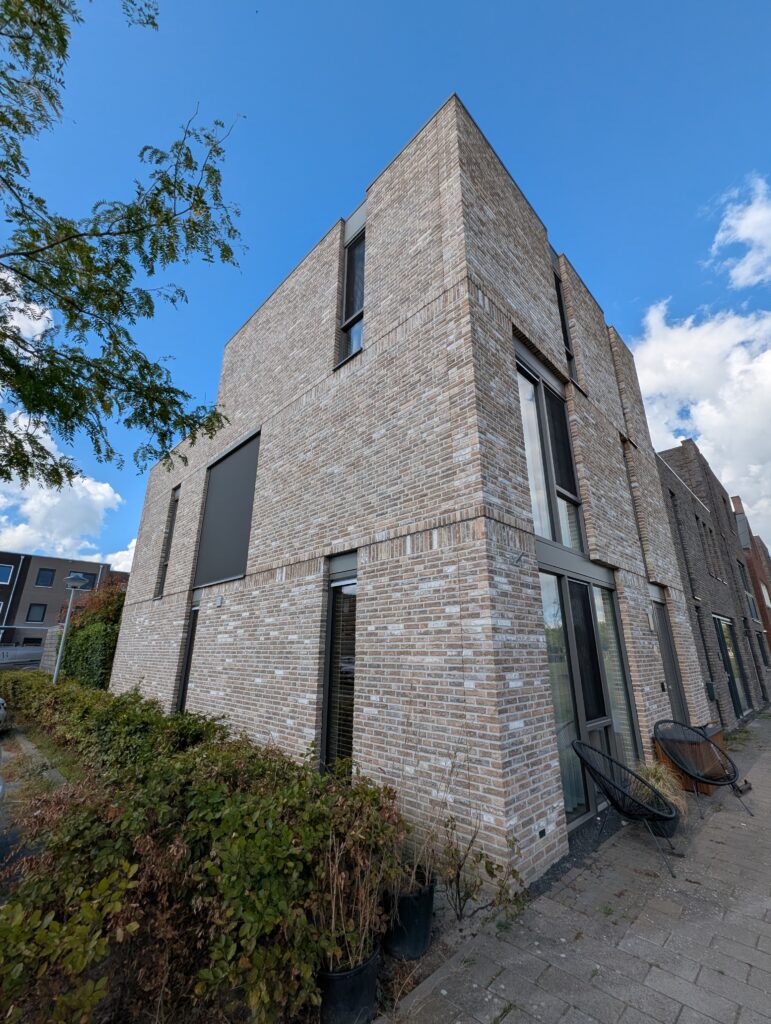 Architectonisch detail van moderne nieuwbouwwoning in Almere met licht metselwerk