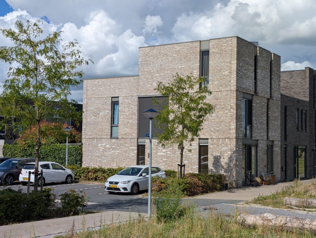 Zijgevel van moderne nieuwbouwwoning in Almere ontworpen door Architectenbureau Bloemen