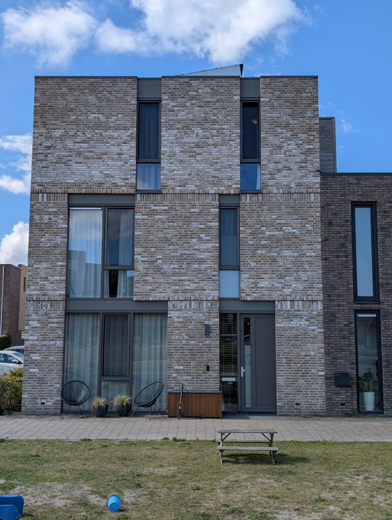 Voorgevel van eigentijdse nieuwbouwwoning in Almere met verticale geleding